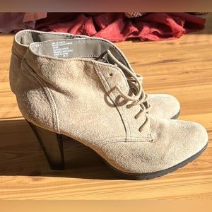 Size 9.5, Color: Tan Suede